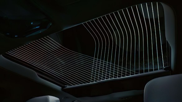 Панорамний скляний дах Sky Lounge.