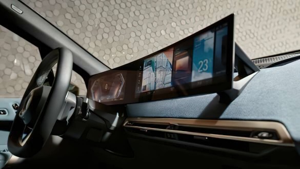 Вигнутий дисплей BMW.