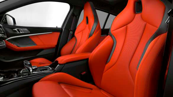 Спортивні сидіння М для водія та переднього пасажира.