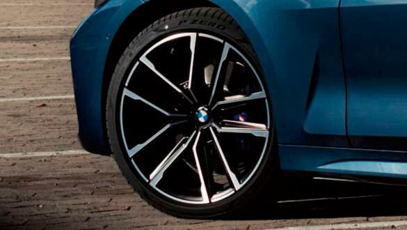 18" M легкосплавные диски Double-spoke 848 M Bicolour Jet Black с разноразмерными шинами, шлифованные. Передние диски 7,5J x 18 с шинами 225/45 R18, задние диски 8,5J x 18 с шинами 255/40 R18.