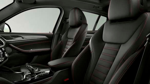 Спортивні сидіння для водія і переднього пасажира.