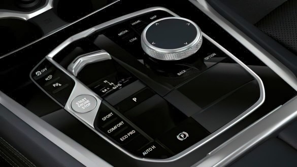 Елегантні елементи з обробкою кришталевим склом.