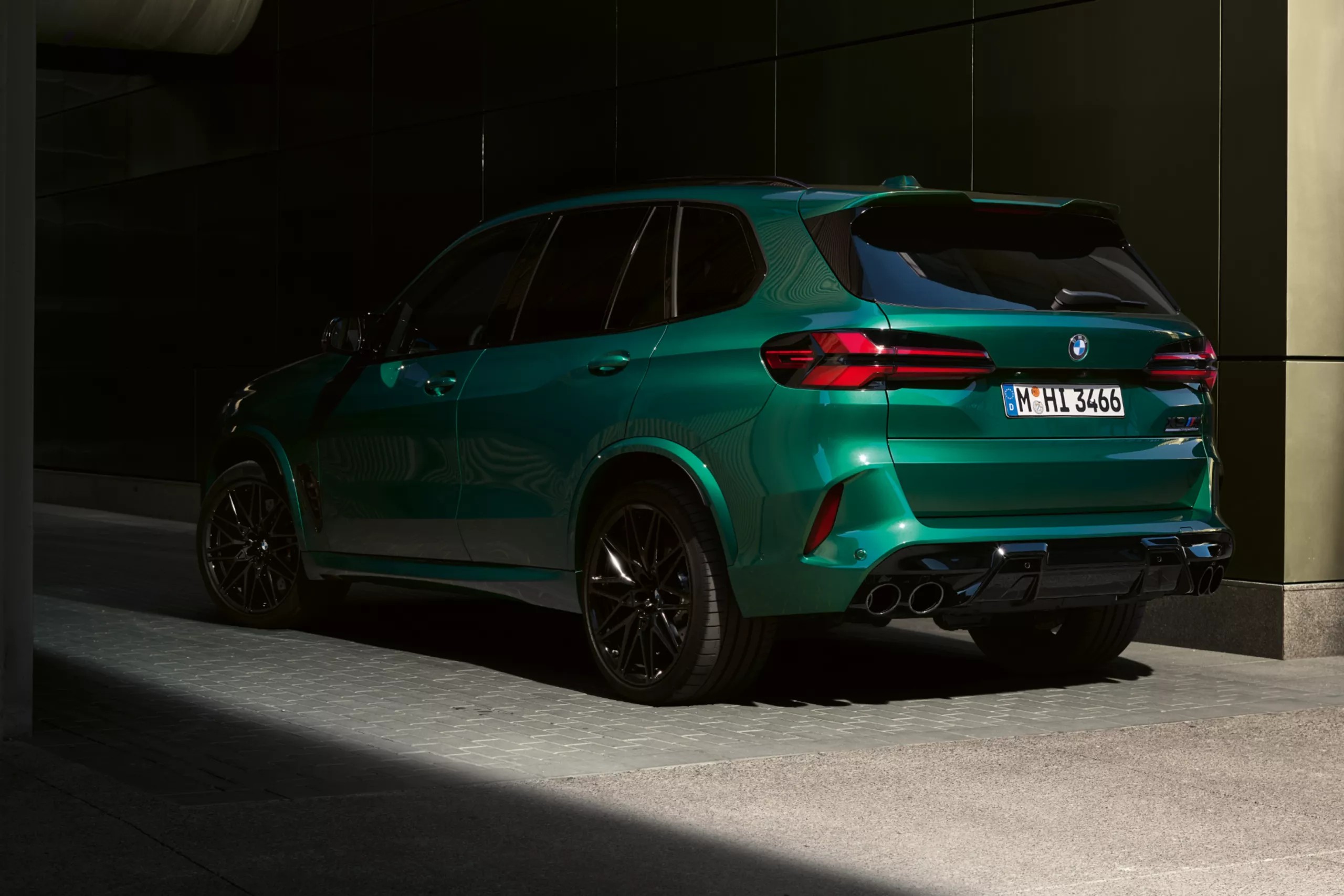 Вражає ззаду.