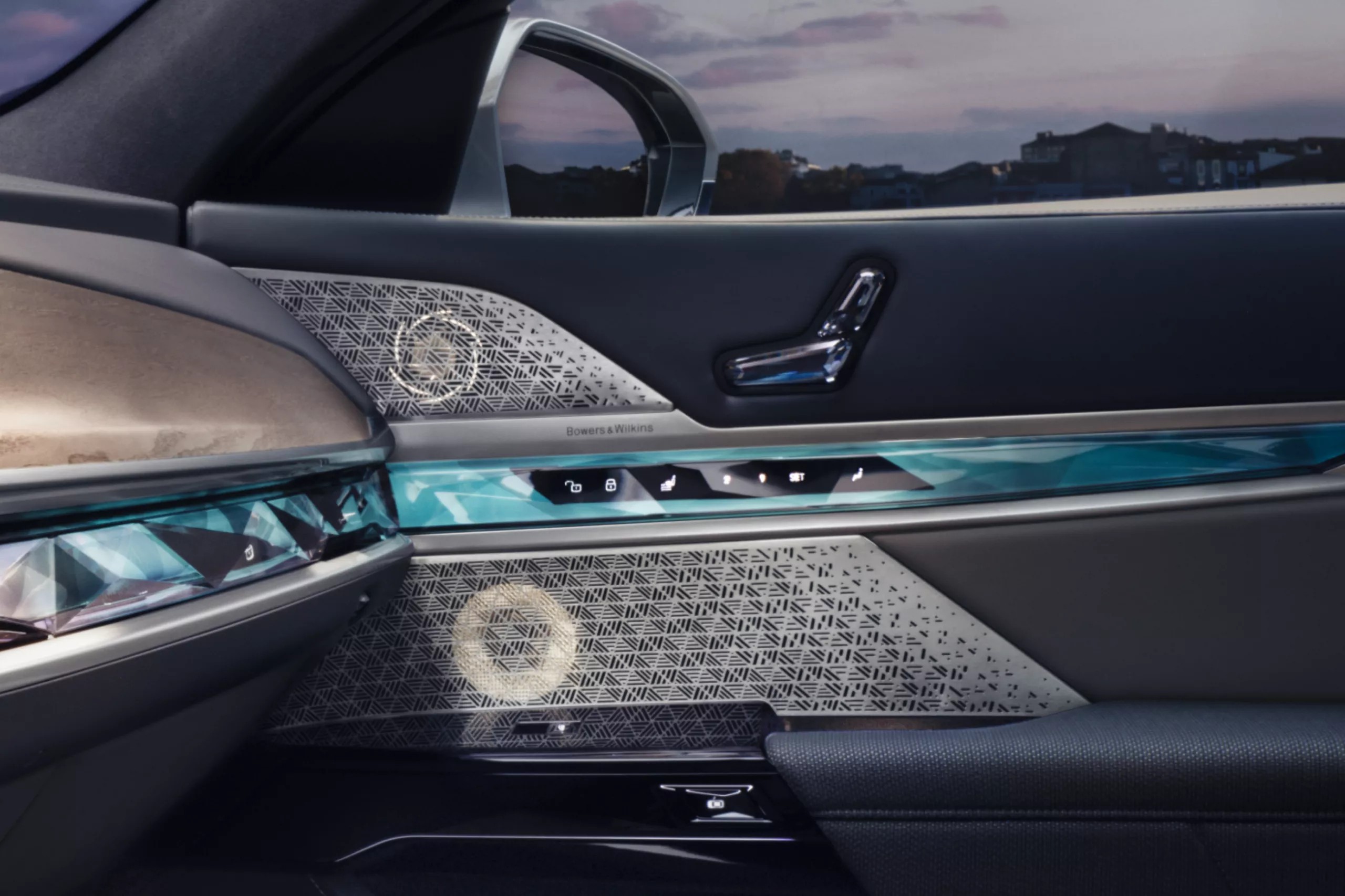 Аудіосистема Bowers & Wilkins Diamond Surround Sound.