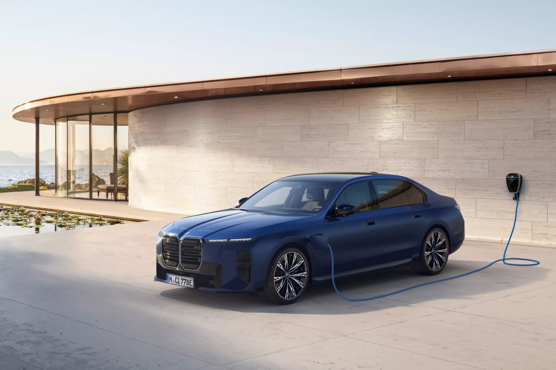 Заряджайте свій BMW 7 серії M вдома.