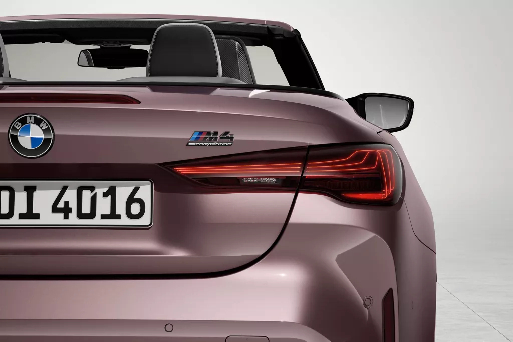 Характерні задні ліхтарі.