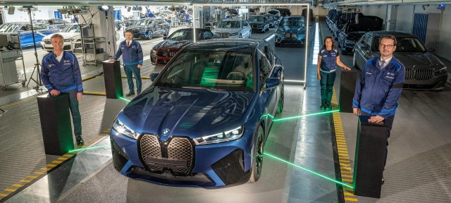 На заводі BMW Group в Дінгольфінге стартував випуск електричного BMW iX.